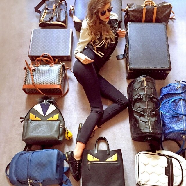 本身是 fashion blogger 的 Anika Bozic ,平日都愛將自己的時裝收藏品列陣 本身是 fashion blogger 的 Anika Bozic ,平日都愛將自己的時裝收藏品列陣