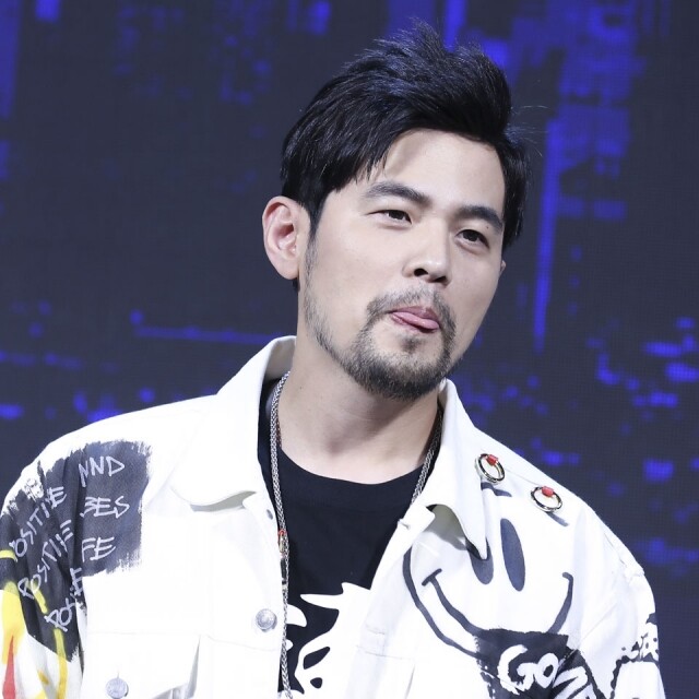 才華洋溢的「亞洲天王」周杰倫也是單眼皮男星中的一份子,剛出道的周杰倫單眼皮下深藏著憂鬱眼神 才華洋溢的「亞洲天王」周杰倫也是單眼皮男星中的一份子,剛出道的周杰倫單眼皮下深藏著憂鬱眼神