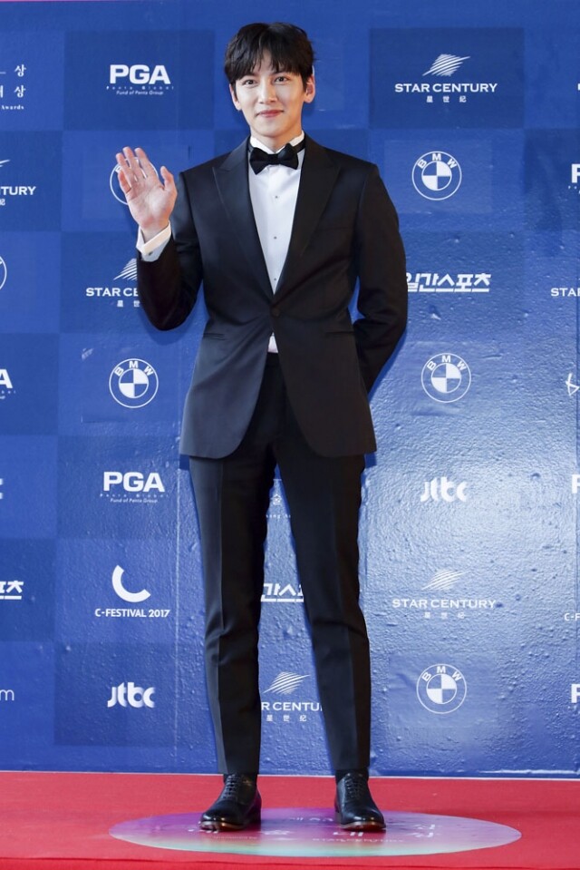 去年入伍的「小池 Oppa 」池昌旭一直是個認真又努力的演員,暖男形象深入民心。 去年入伍的「小池 Oppa 」池昌旭一直是個認真又努力的演員,暖男形象深入民心。
