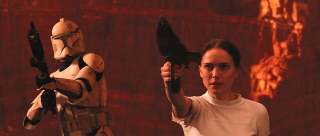 由妮坦莉寶雯(Natalie Portman) 飾演的 Padme Amidala ,是前傳的重點人物之餘,亦是相當傳奇的一角。她由一開始已經被選作女王,並奮力對抗貿易聯盟,更令她惹來殺身之禍,但她仍然不肯屈服,是相當勇敢的角色。 由妮坦莉寶雯(Natalie Portman) 飾演的 Padme Amidala ,是前傳的重點人物之餘,亦是相當傳奇的一角。她由一開始已經被選作女王,並奮力對抗貿易聯盟,更令她惹來殺身之禍,但她仍然不肯屈服,是相當勇敢的角色。