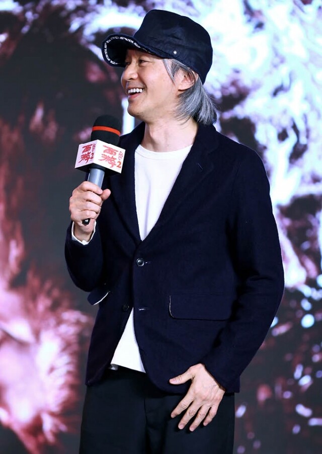 周星馳通過一個與張曼玉友好的導演,向她再次表達心中愛慕。 周星馳通過一個與張曼玉友好的導演,向她再次表達心中愛慕。