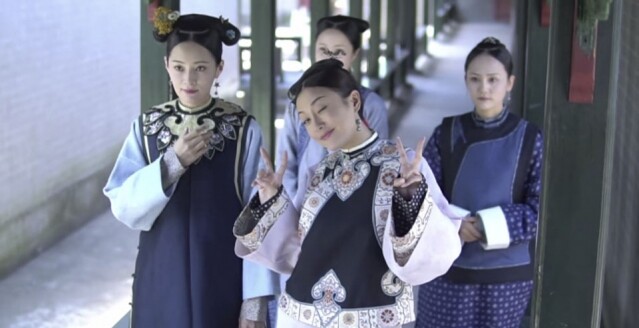 秦嵐 秦嵐在《延禧攻略》中飾演溫婉賢淑的「富察皇后」,角色設計十分討好,加上精湛的演技,深得觀眾喜愛。「富察皇后」在劇中屢次喪子,敵不過坎坷的命運,最終選擇自盡,令觀眾心痛不已。但,現實中的秦嵐與「富察皇后」端莊的樣子反差極大,在劇組各種搞笑模樣,惹人開懷大笑。 秦嵐 秦嵐在《延禧攻略》中飾演溫婉賢淑的「富察皇后」,角色設計十分討好,加上精湛的演技,深得觀眾喜愛。「富察皇后」在劇中屢次喪子,敵不過坎坷的命運,最終選擇自盡,令觀眾心痛不已。但,現實中的秦嵐與「富察皇后」端莊的樣子反差極大,在劇組各種搞笑模樣,惹人開懷大笑。