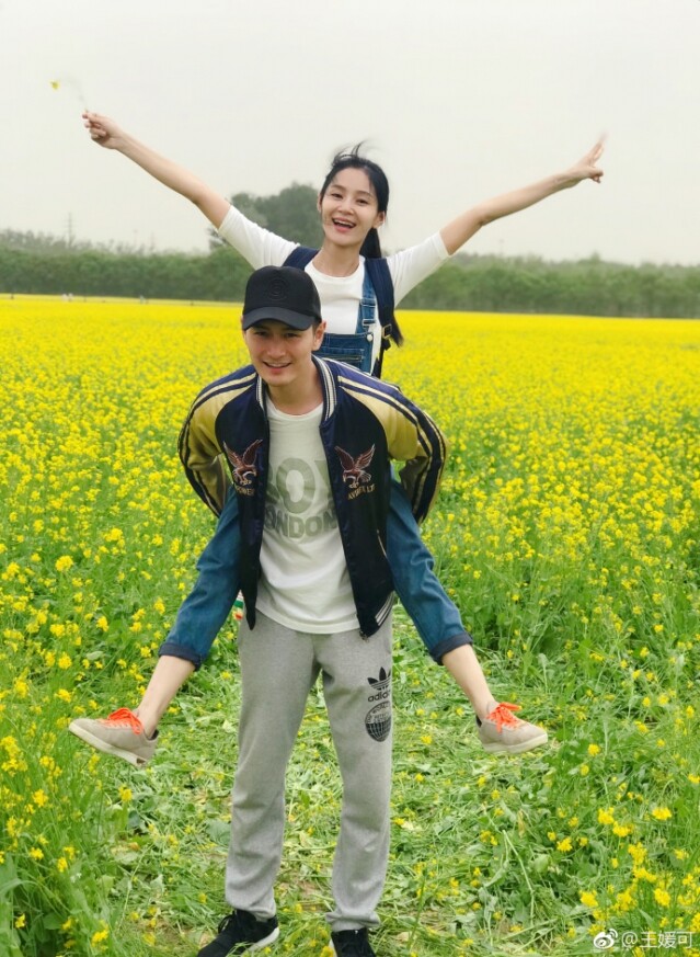她幾乎是緋聞絕緣體，直到 2012 年才正式確認與男演員王雨拍拖，二人不時在網上放閃。