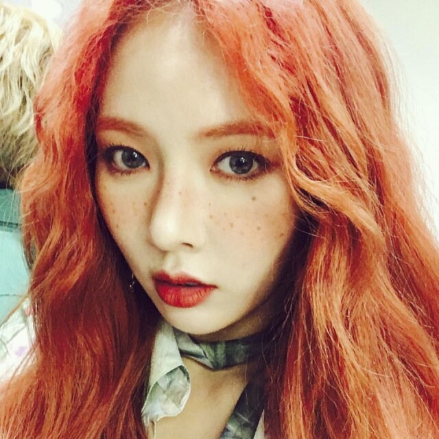 泫雅(Hyuna)也化過非常可愛的曬傷妝,畫上假雀斑與師弟 Hui 和 E'Dawn 以「Triple H」的組合名義演出 泫雅(Hyuna)也化過非常可愛的曬傷妝,畫上假雀斑與師弟 Hui 和 E'Dawn 以「Triple H」的組合名義演出