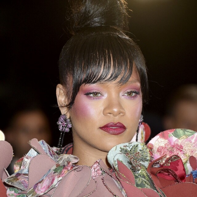 Rihanna 以珠光胭脂打造光感妝容