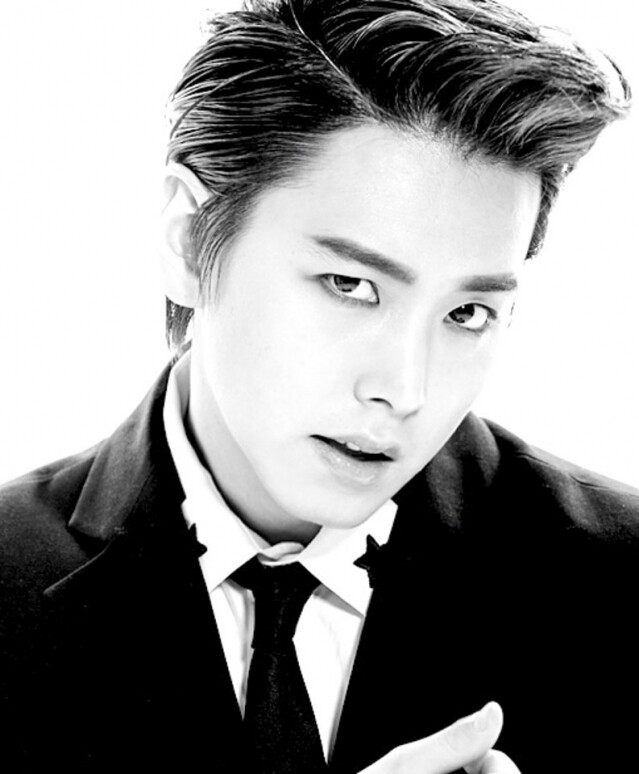 晟敏是 Super Junior 的副主唱及副領舞,以子團體 Super Junior-M 身分於中國進行演藝活動,又定期參與音樂劇。 晟敏是 Super Junior 的副主唱及副領舞,以子團體 Super Junior-M 身分於中國進行演藝活動,又定期參與音樂劇。