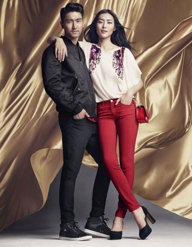 劉雯與崔始源合體「石榴戀人」一同「搵真銀」,2017 年末為 H&M 拍攝新年大片。 劉雯與崔始源合體「石榴戀人」一同「搵真銀」,2017 年末為 H&M 拍攝新年大片。