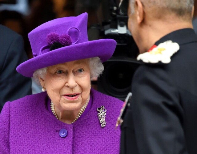 聲明一出皇室措手不及，英女王終在 10 天後發聲明表示同意哈利與梅根退出皇室，並由今年 ‪3 月 31 日‬開始，將不需要再執行皇室任務。