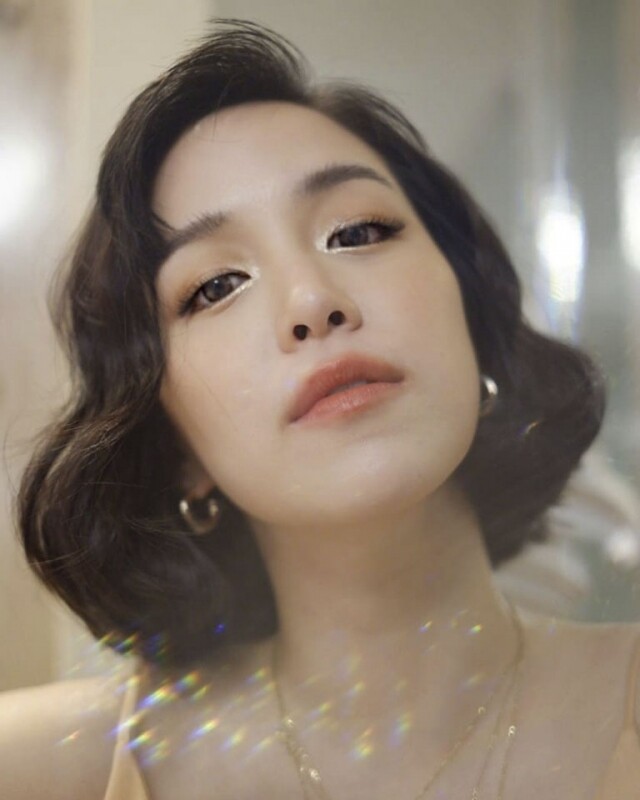 但把頭髮電捲並露出額頭的她更有女人味,也更美艷動人。 但把頭髮電捲並露出額頭的她更有女人味,也更美艷動人。