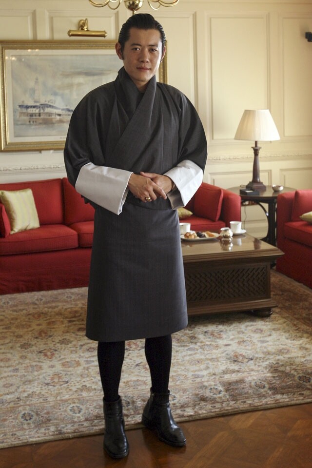 其實，小王子穿的並不是裙子，而是不丹的傳統服飾「幗」，這是一件長袍，穿上