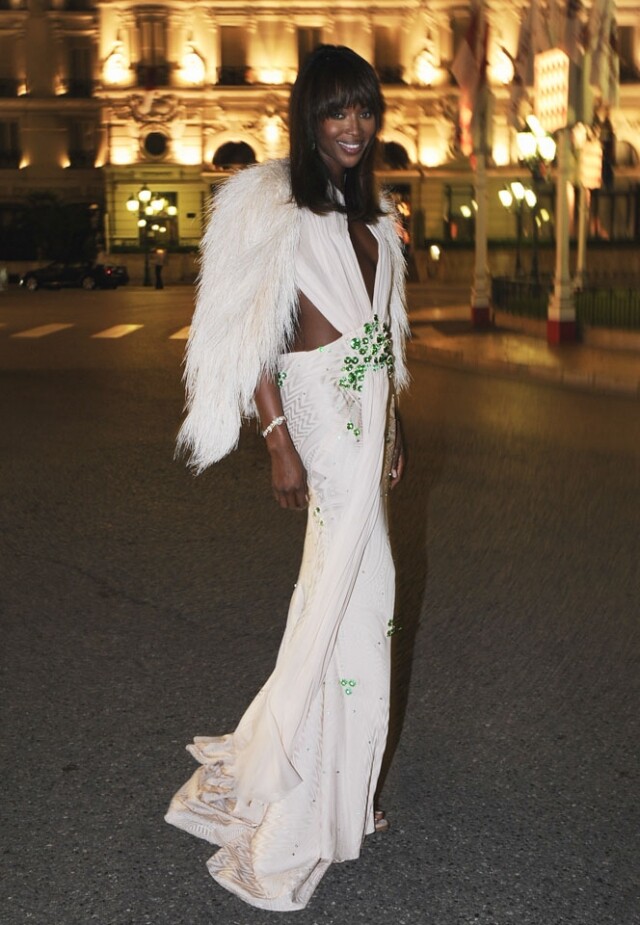 名模 Naomi Campbell 出席摩納哥皇室婚禮時為了不搶新娘風頭，於是選擇穿著的一條 Givenchy 的白色晚裝裙，裙上綴了一些綠色閃石，高貴大方。