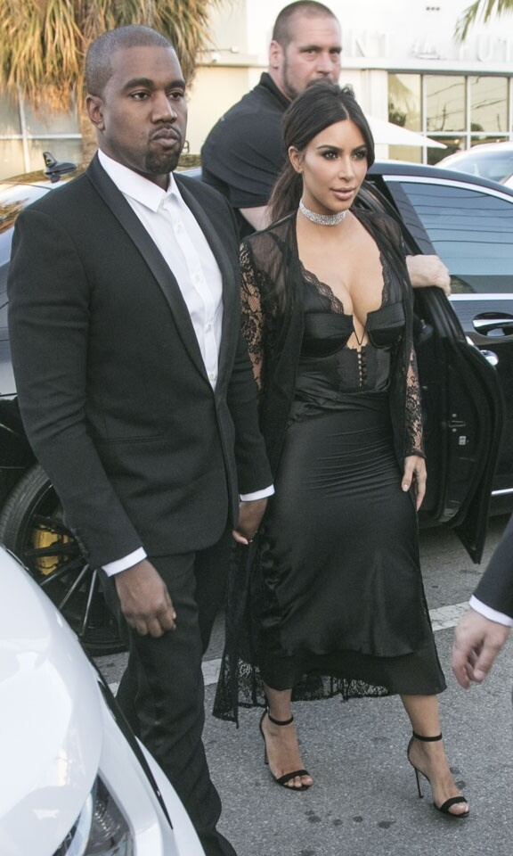 衣服顏色從不誇張但最愛 show off 身材的 Kim Kardashian 則選擇一襲全黑 lace 邊連身裙到邁阿密出席朋友婚禮，雖然顏色低調，但似乎身材已太搶風頭。