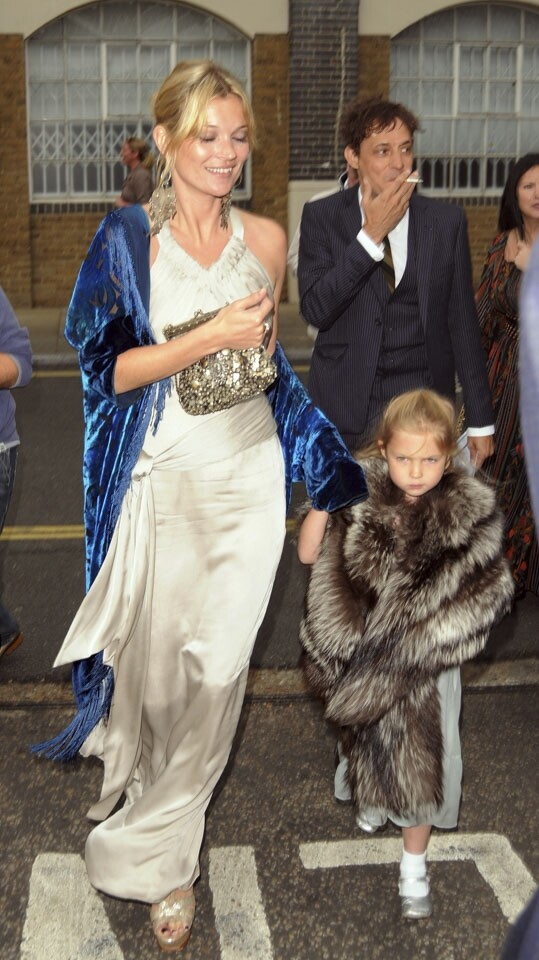 一向崇尚波希米亞 Boho Chic 的超模 Kate Moss 出席朋友婚禮則選擇綢緞材質的連身裙，質地光澤垂順，時尚又不失浪漫感。
