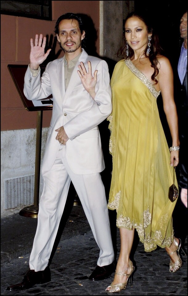 天后 Jennifer Lopez 出席 Tom Cruise 與 Katie Holmes 的婚禮時，一襲淡黃色的斜肩晚裝裙也甚有女王氣勢，但顏色又不會太搶風頭。