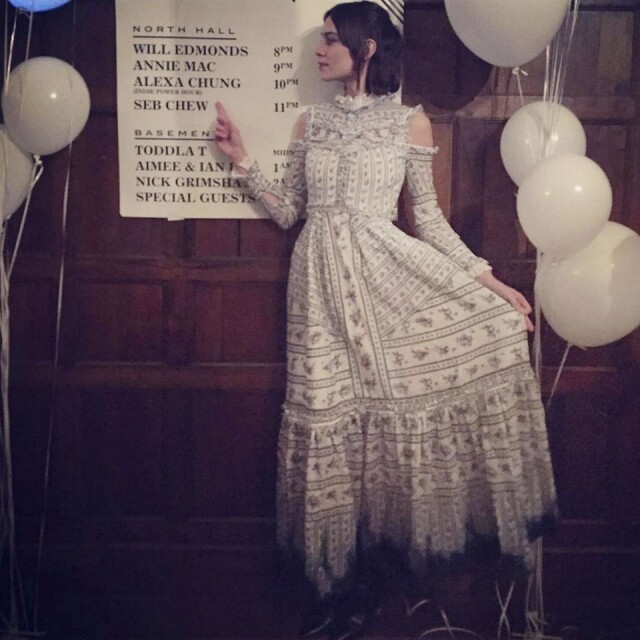 Alexa Chung 以充滿復古氣息的 Erdem 連身長裙出席朋友 Aimee Phillips 的婚禮，不需複雜的配飾，流露小叛逆的公主氣質。