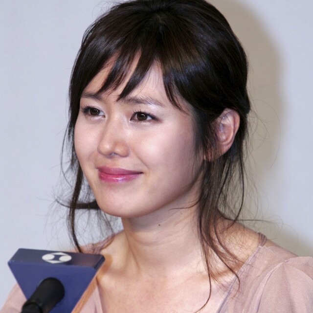 孫藝珍 1982 年 1 月 11 日出生，如果說宋慧喬承包了韓國電視劇市場，孫藝珍就是韓國電影圈的最大 cast 之一。她在《假如愛有天意》、《我腦海中的橡皮擦》和《白夜行》的演出都令人印象深刻。