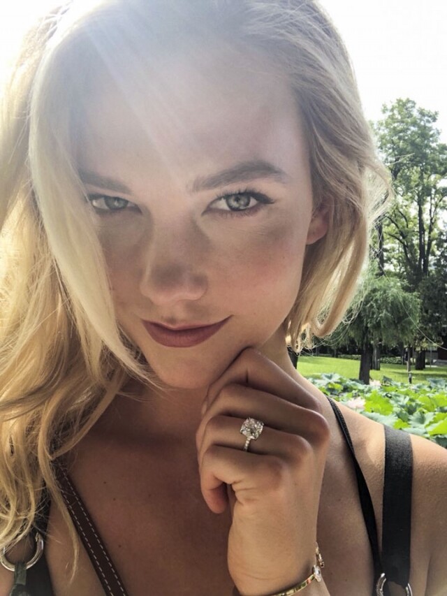 Karlie Kloss 的求婚戒指上有一顆巨型的墊形切割鑽石,指環上鑲有多顆細小的鑽石 Karlie Kloss 的求婚戒指上有一顆巨型的墊形切割鑽石,指環上鑲有多顆細小的鑽石