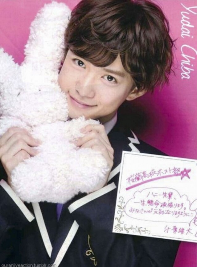 特別是當他抱著那隻「白色兔子」，完全是當時最受歡迎的日本男星類型。