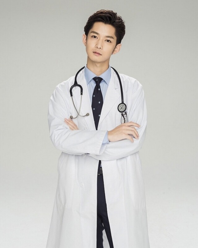 千葉雄大也擺脫了學生的角色，飾演一個留學歸國的實習醫生「芹川高嶺」。