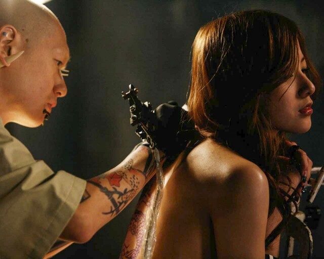 電影《蛇信與舌環》探討大量禁忌題材，吉高由里子飾演透過痛感來證明自己存在的邊緣少女。