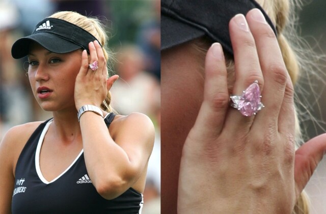 網球選手 Anna Kournikova 手上的巨鑽，價值約 250 萬美元。粉紅鑽戒為梨形設計，旁邊以兩顆鑽石點綴。