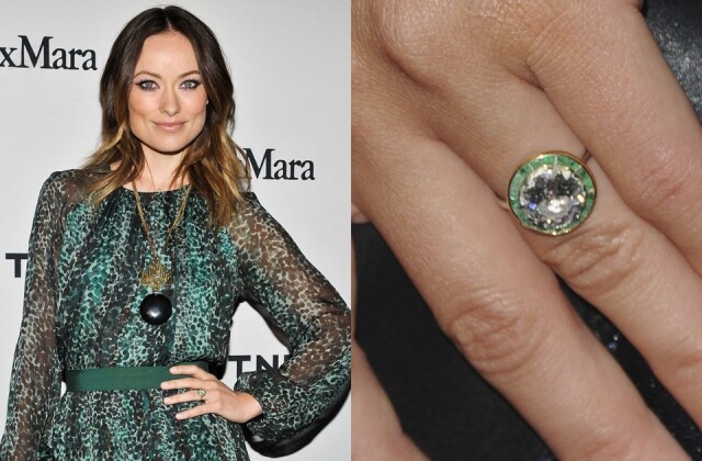 一枚充滿復古感的鑽戒。鑽石外圍以翡翠綠色的寶石點綴，以喻意鑽戒看起來就像是Olivia 的眼眸一樣動人。