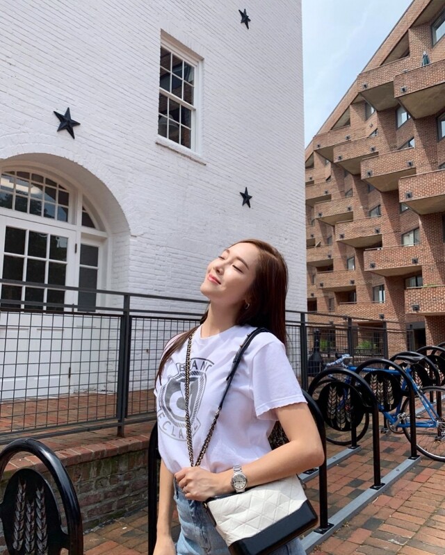 前少女時代成員 Jessica,亦經常以 chanel 手袋示人,而她的最愛相信就是曝光率最高的白色 gabrielle 手袋,她的襯法跟 Jennie 很類近,都是淺色牛仔褲與白 tee 的組合。 前少女時代成員 Jessica,亦經常以 chanel 手袋示人,而她的最愛相信就是曝光率最高的白色 gabrielle 手袋,她的襯法跟 Jennie 很類近,都是淺色牛仔褲與白 tee 的組合。