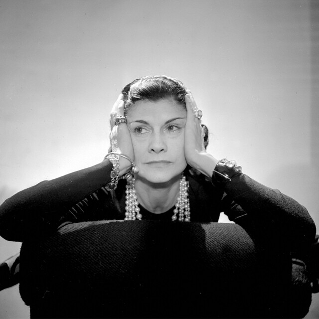 Coco Chanel 沒有顧慮社會的眼光，以 Jersey 及男性化的設計融入女裝設計中。