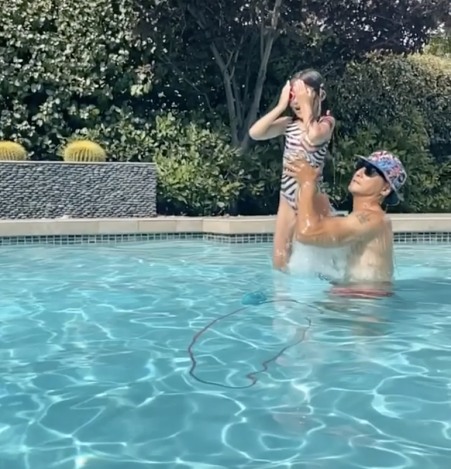 吳彥祖在 Instagram 上載和 7 歲女兒吳斐然玩水視頻，抱起女兒當籃球拋落水中圓圈。