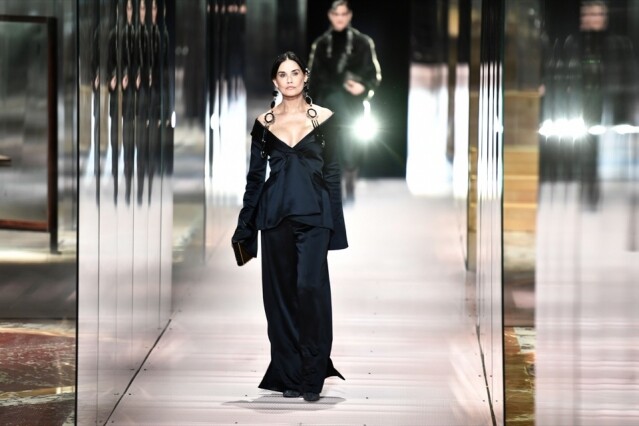 Demi Moore 打頭陣為 Fendi 2021 春夏高級訂造服系列行騷，身穿黑色晚裝設計，極具氣勢。
