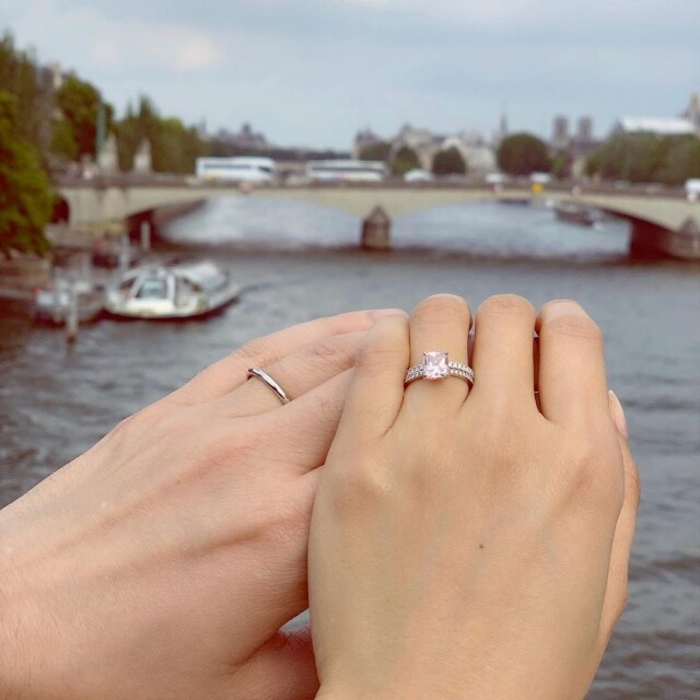 在結婚當天,Emmanuel Straschnov 更特意用普通話向陳法拉的父母承諾會一生一世照顧他們的女兒 在結婚當天,Emmanuel Straschnov 更特意用普通話向陳法拉的父母承諾會一生一世照顧他們的女兒
