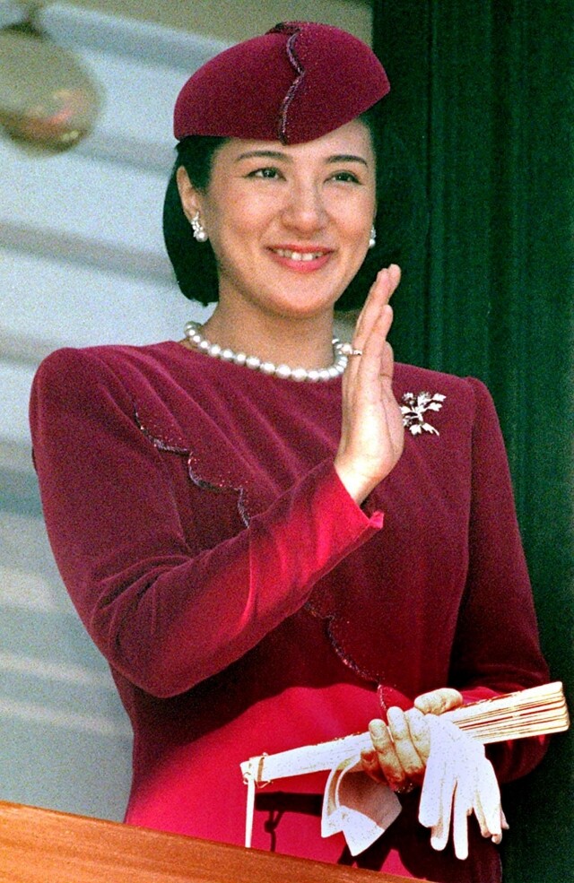2001 年雅子皇后留著一頭短髮穿上紅色禮服