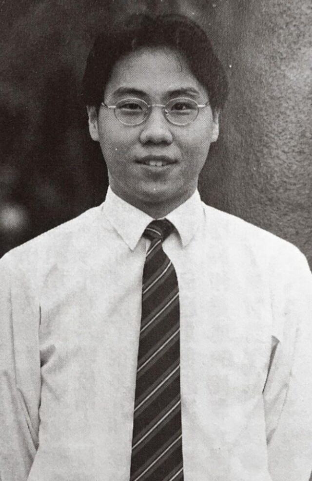 方東昇出生於 1976 年，小學時從內地移居香港。