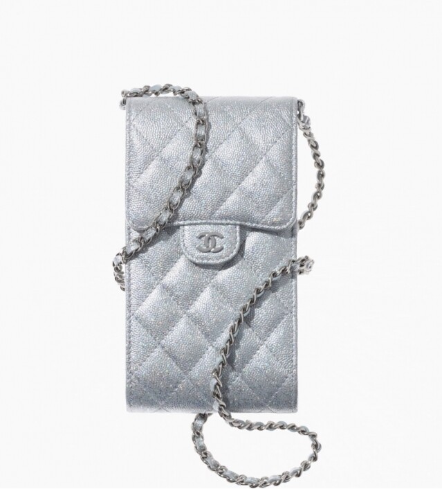 Chanel 銀色小手袋 $17,800