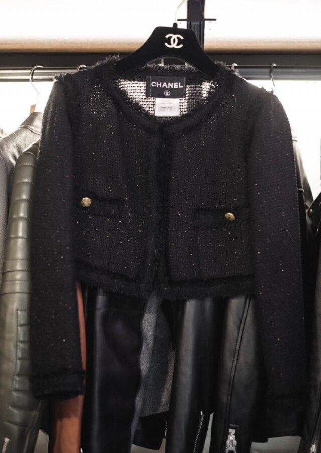 Faye Tsui 愛收藏 Chanel 的 tweed jacket。