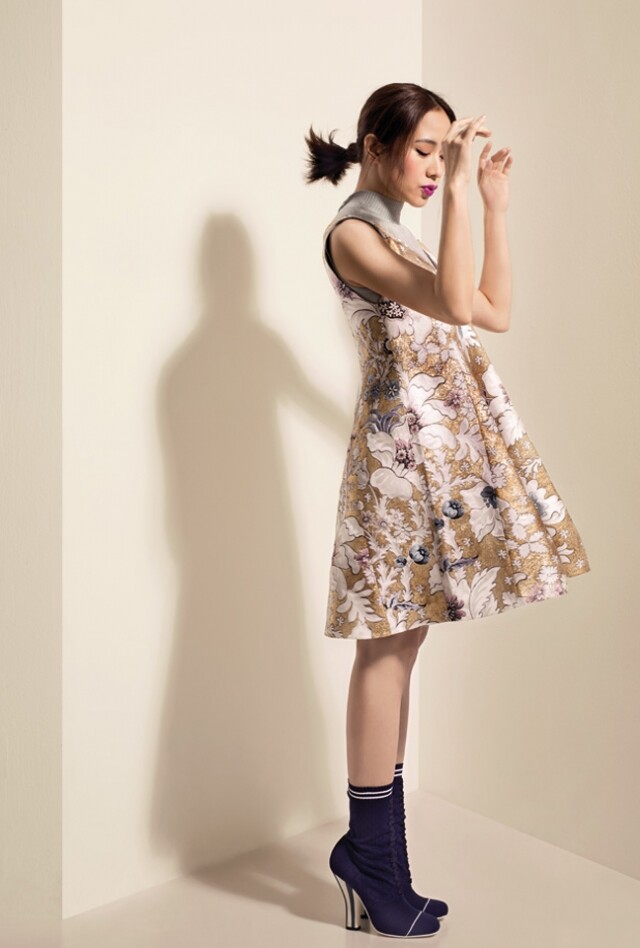 Fendi 針織短身上衣、提花圖案連身裙及針織高跟短靴。