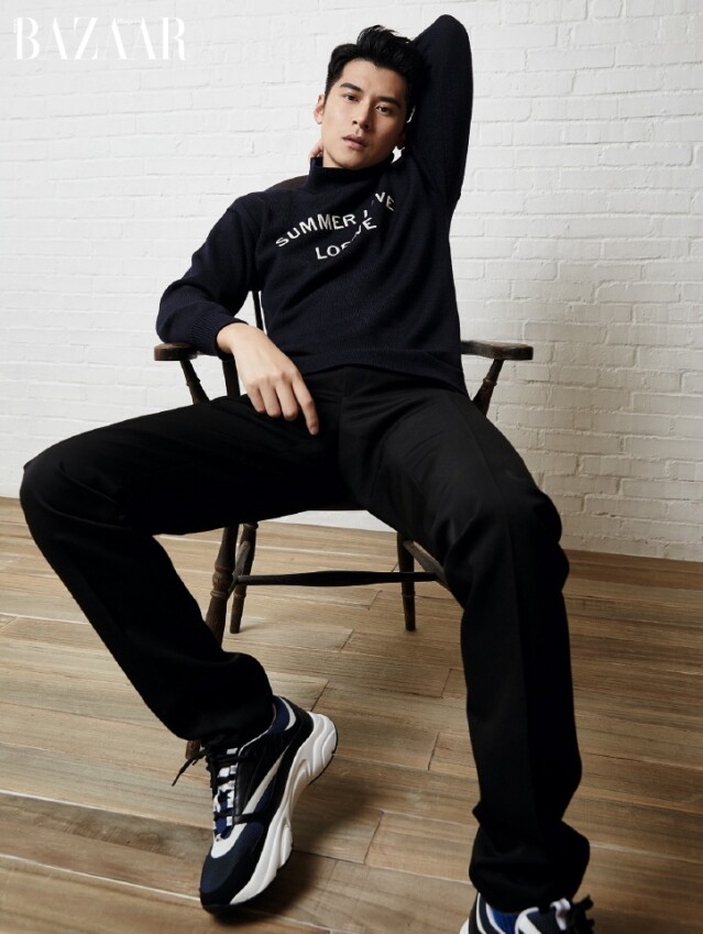 Loewe 針織上衣;Dior Homme 西褲及波鞋。 Loewe 針織上衣;Dior Homme 西褲及波鞋。