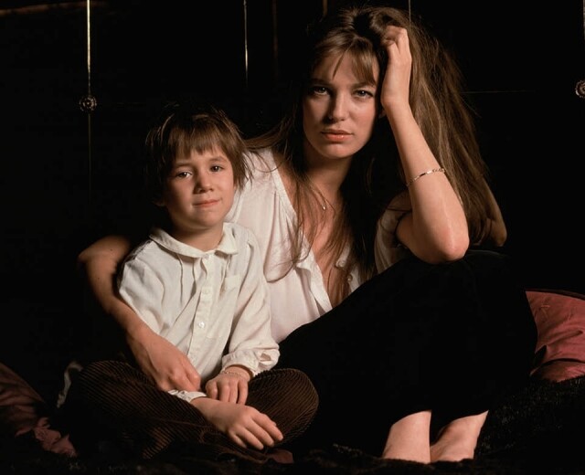 小時候與母親 Jane Birkin 的合照，Charlotte 就如一個小男生。