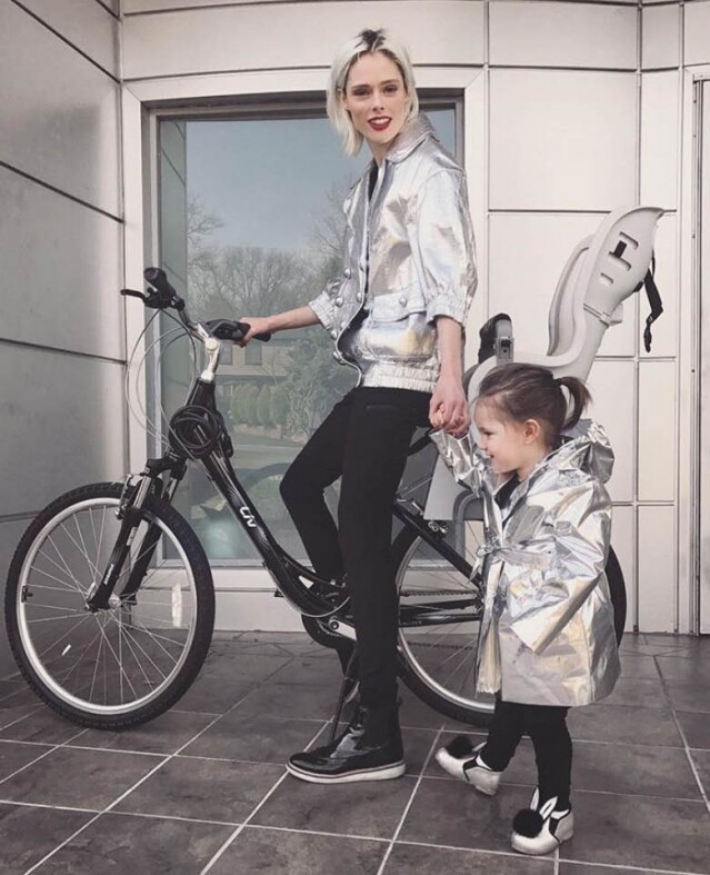 超模 Coco Rocha 跟女兒 Ioni James Conran 的日常照。
