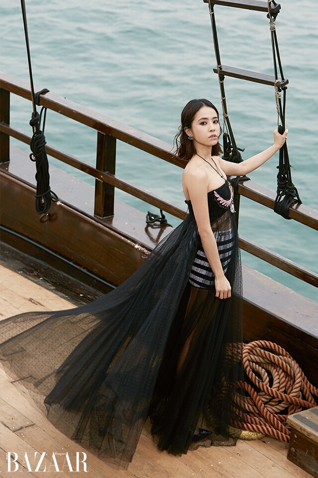 Dior 連身紗裙、短褲、頸鍊及耳環。 Dior 連身紗裙、短褲、頸鍊及耳環。