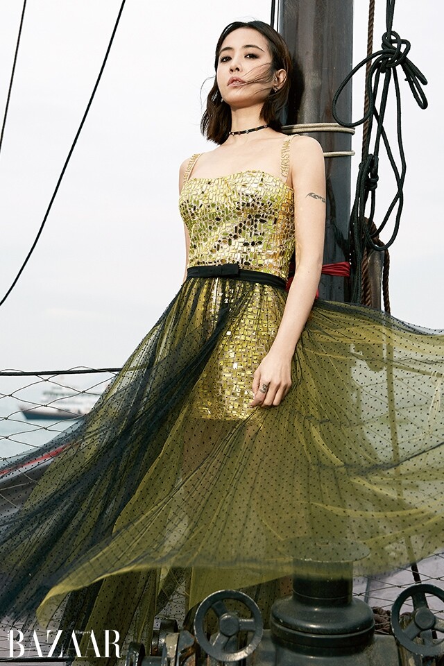 Dior 閃片吊帶裙、半截紗裙、頸飾及耳環。