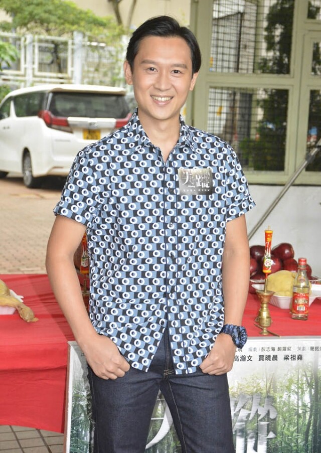 從事舞台劇演員 10 多年的小龍,演出逾 30 部舞台劇。 從事舞台劇演員 10 多年的小龍,演出逾 30 部舞台劇。