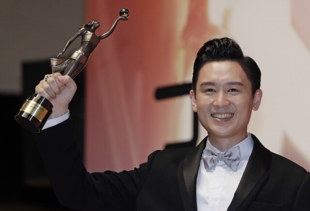 凌文龍 2018 年憑《黃金花》摘下第 37 屆香港電影金像獎「最佳新演員」獎項 凌文龍 2018 年憑《黃金花》摘下第 37 屆香港電影金像獎「最佳新演員」獎項