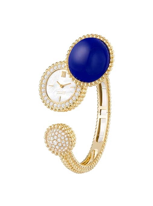 她喜歡花卉類、四葉草形狀的首飾,而 Van Cleef & Arpels 最具代表性就是採用四葉草形狀的首飾設計。 她喜歡花卉類、四葉草形狀的首飾,而 Van Cleef & Arpels 最具代表性就是採用四葉草形狀的首飾設計。