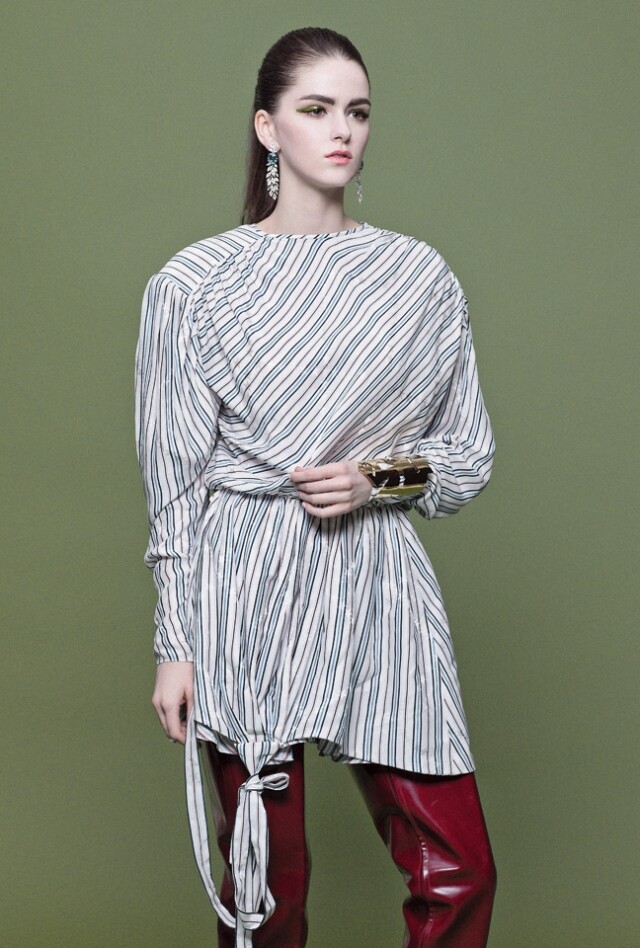 Shirt Dresses 恤衫裙款可說是懶人的精選,喜歡個性打扮時可以將恤衫裙套在褲裝之內當作闊身恤衫;心血來潮欲以女性 裝扮的話則可以恤衫短裙襯超長或過膝長靴作配搭,在性感之中滲透陣陣硬朗的鋒利風格! Balenciaga 條紋恤衫裙、長皮靴;Loewe 金屬長手鐲;Nirav Modi 18K 白金藍鋯石耳環。 Shirt Dresses 恤衫裙款可說是懶人的精選,喜歡個性打扮時可以將恤衫裙套在褲裝之內當作闊身恤衫;心血來潮欲以女性 裝扮的話則可以恤衫短裙襯超長或過膝長靴作配搭,在性感之中滲透陣陣硬朗的鋒利風格! Balenciaga 條紋恤衫裙、長皮靴;Loewe 金屬長手鐲;Nirav Modi 18K 白金藍鋯石耳環。