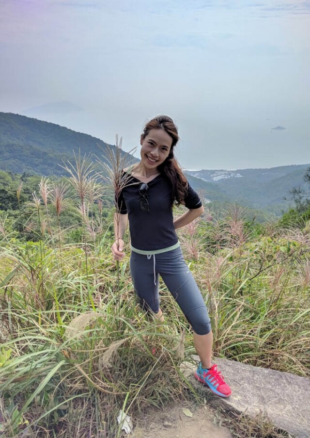 每日習慣早睡早起,並使用保濕及減低黑眼圈及眼紋的產品。 每日習慣早睡早起,並使用保濕及減低黑眼圈及眼紋的產品。