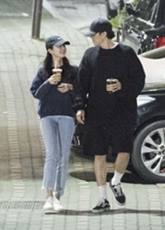 蘇志燮和女友趙銀政在首爾街頭漫步被傳媒拍到了照片，看他們聊得多愉快。
