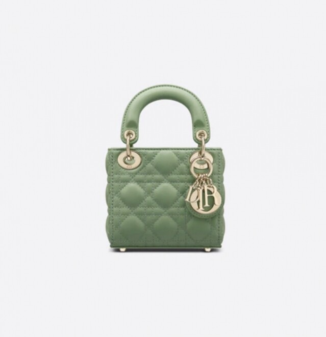 Jisoo 同款設計的超迷你 Lady Dior 手袋同樣備有牛油果綠色。