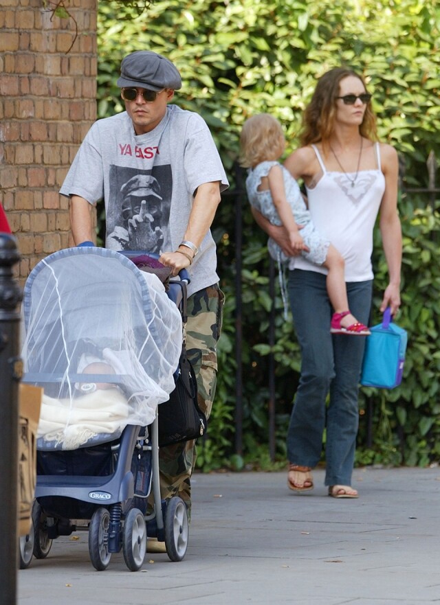 Johnny Depp 與法國女星 Vanessa Paradis 組織 4 人家庭