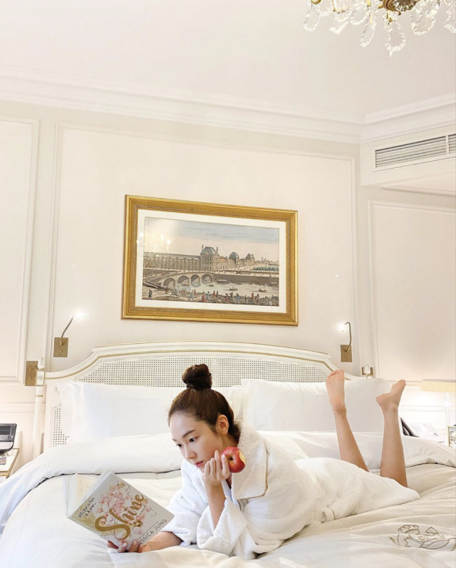 Jessica 分享自己的家居防疫三寶:丸子頭、裸妝、大 T 恤。 Jessica 分享自己的家居防疫三寶:丸子頭、裸妝、大 T 恤。